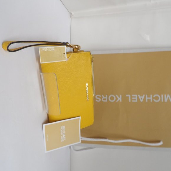 COPY - Michael Kors Jet Set -Pebble Leather Ph Wristlet - Picture 4 of 16